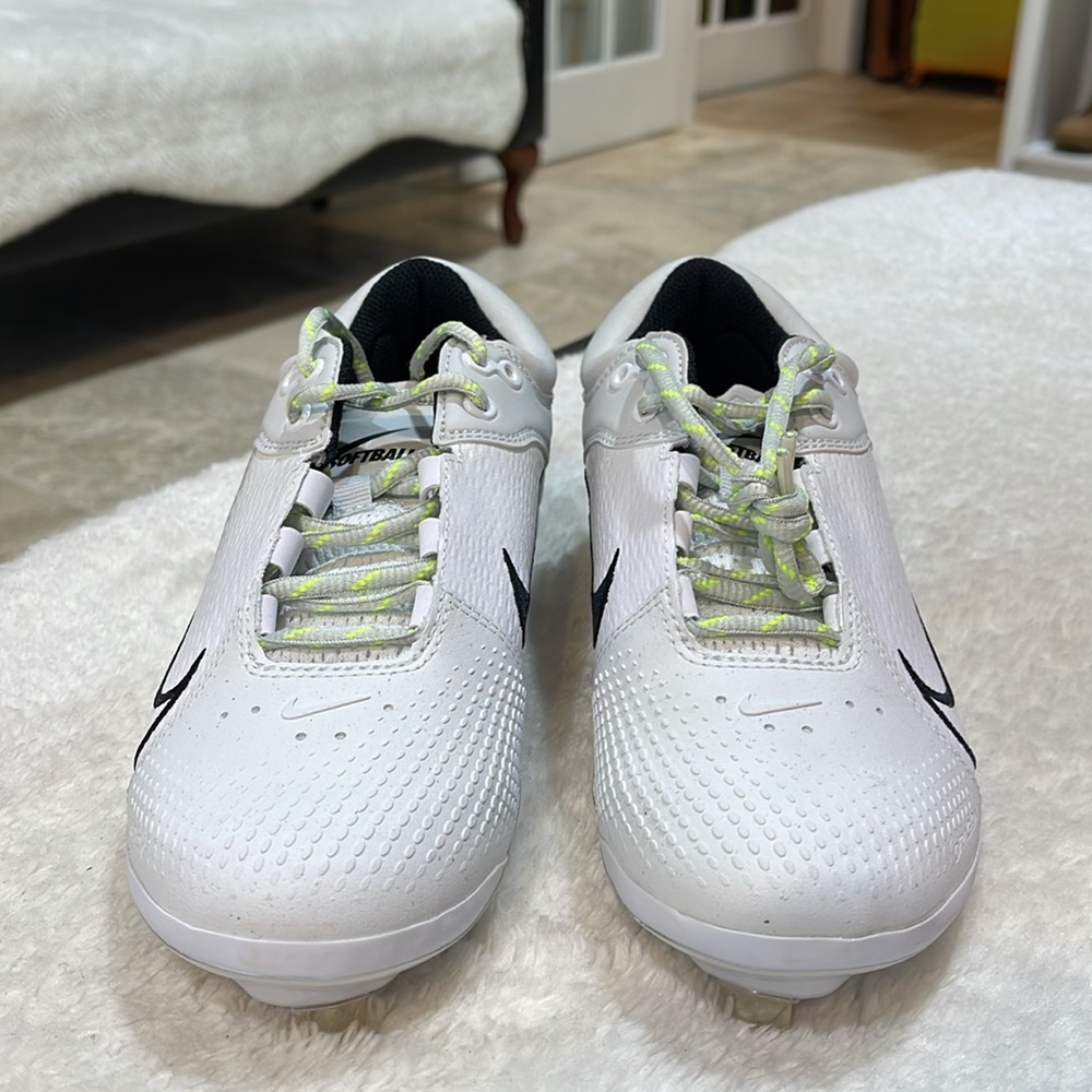 Nike Women's Hyperdiamond 4 Elite Metal Fastpitch Softball Cleats - Picture 6 of 10